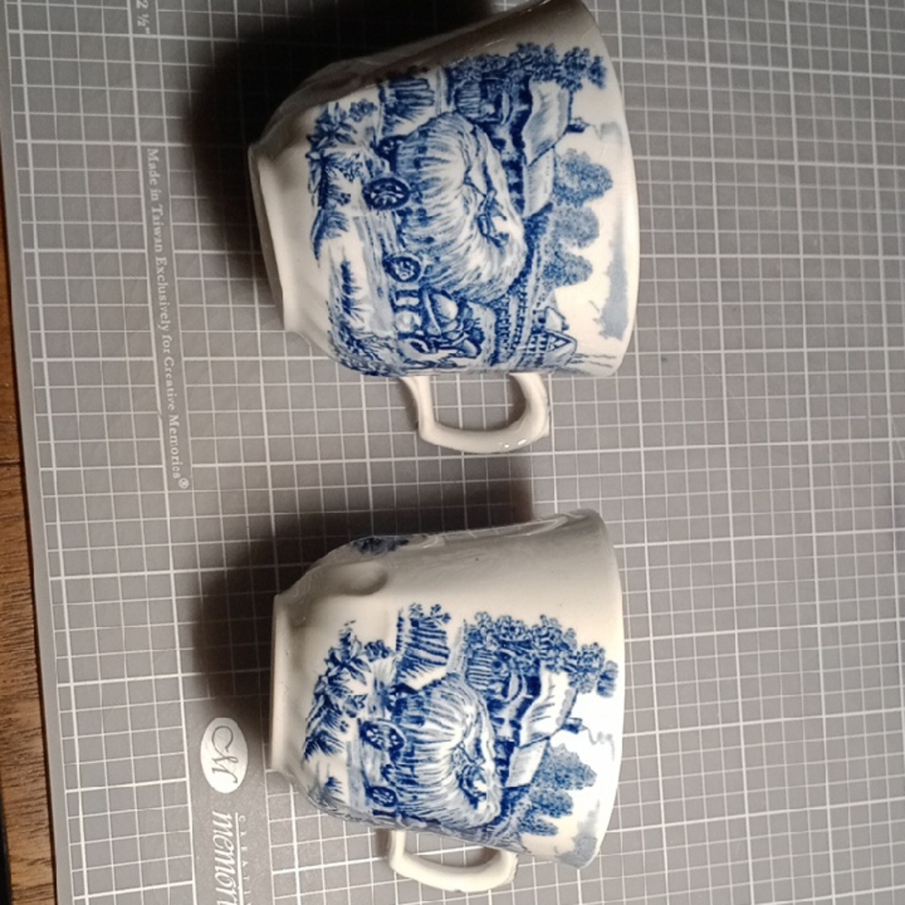 Elegant Blue and White Dining Mugs with Traditional Design